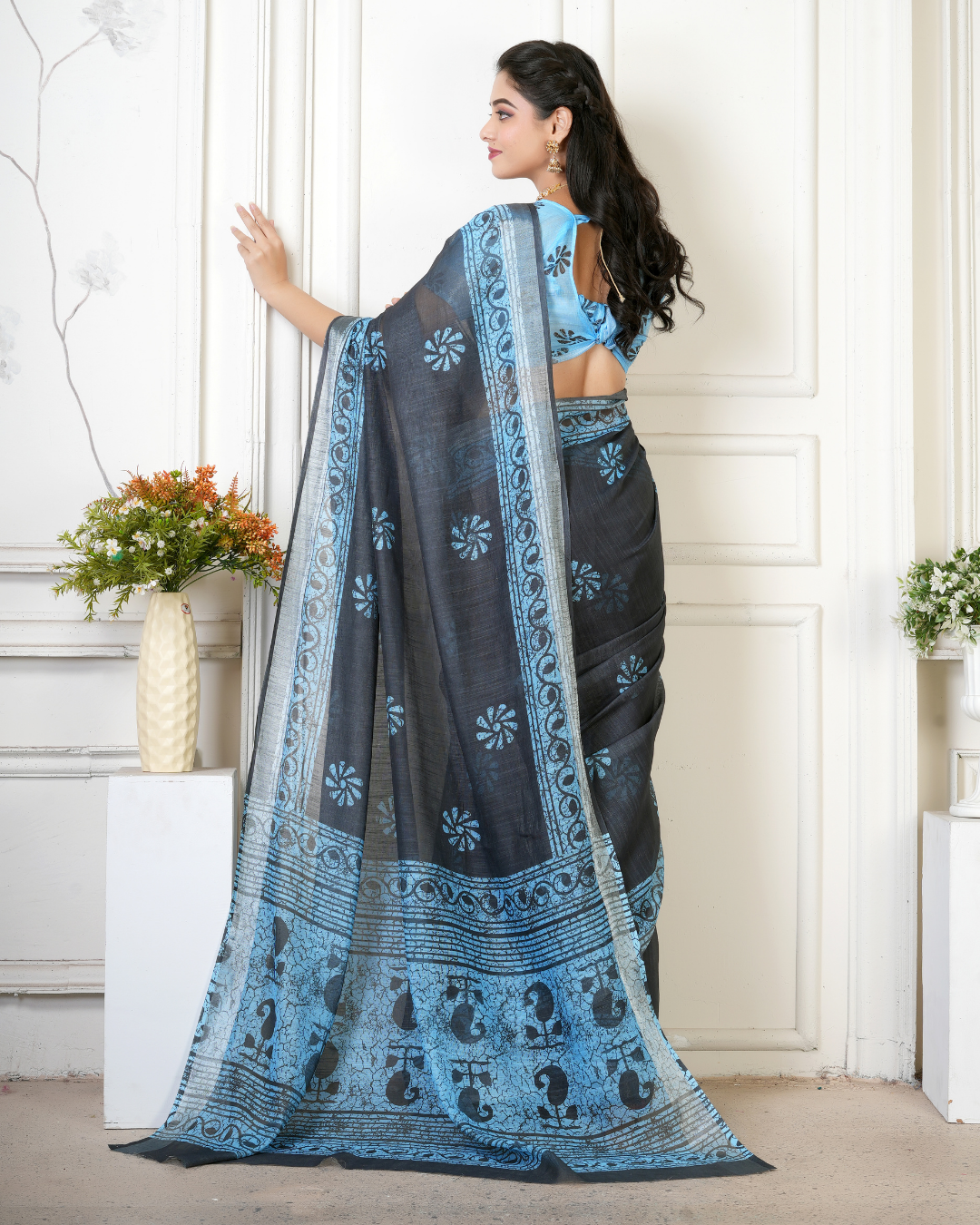 Charcoal Grey Cyan Sunburst Booti Saree